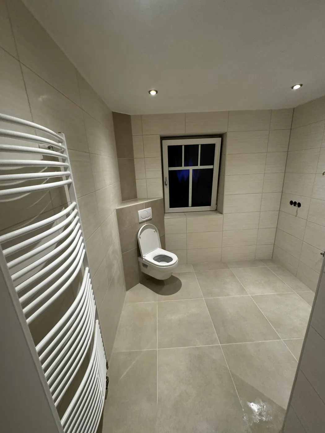 Bad mit Dusche und WC