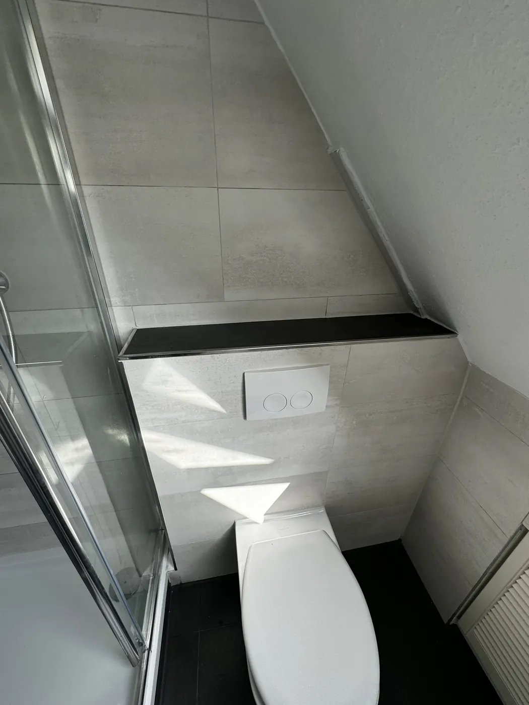 Dusche unter der Dachschräge