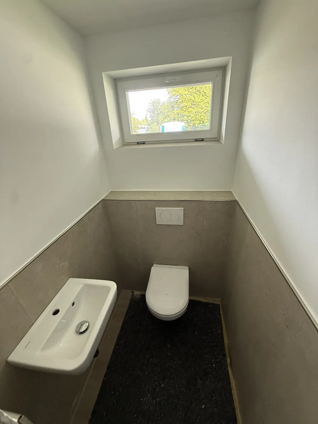 Gäste-WC mit Fliesensockel