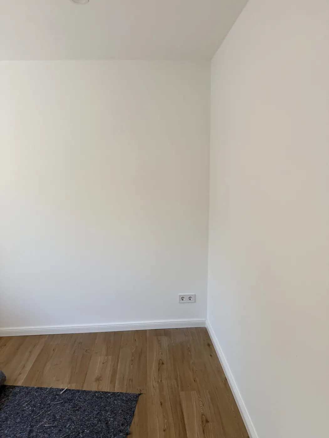 Raum mit neu verlegtem Vinylboden