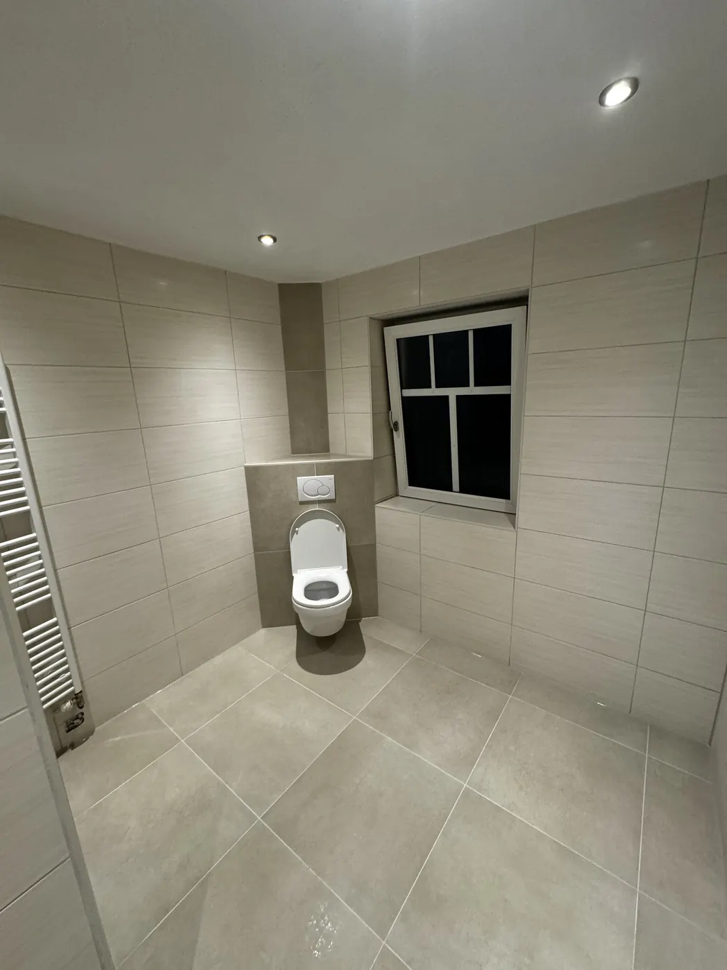 WC mit Vorwand unter dem Fenster