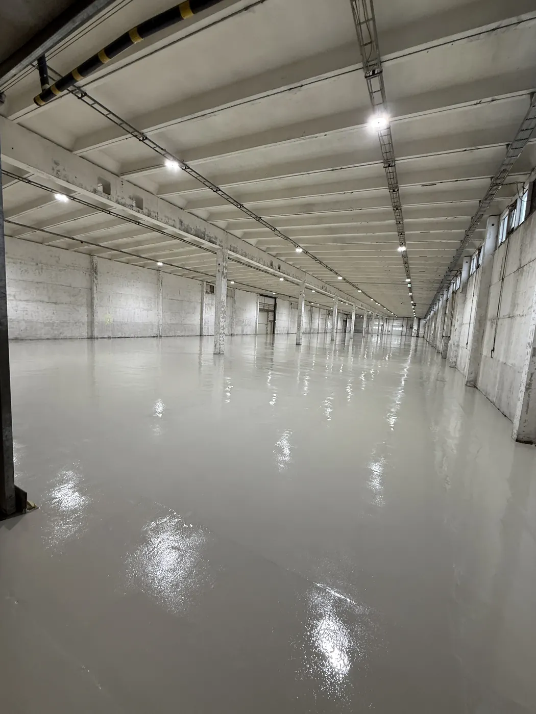 Lagerhalle mit neuer, glänzender Bodenbeschichtung