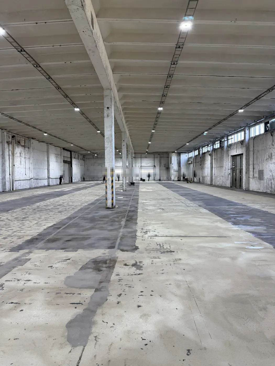 Industrieboden in einer Lagerhalle – Vorher