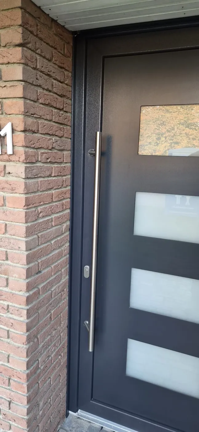 Neue anthrazitfarbene Haustür mit Edelstahl-Stangengriff