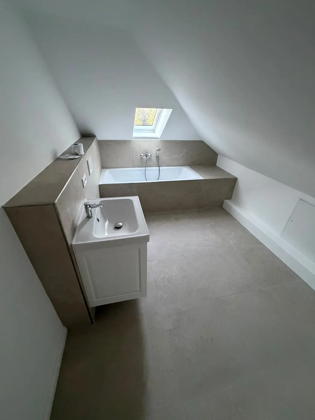 Bad im Dachgeschoss mit Badewanne