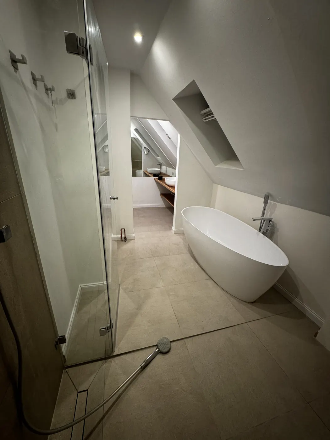 Bad mit freistehender Wanne und Glasdusche
