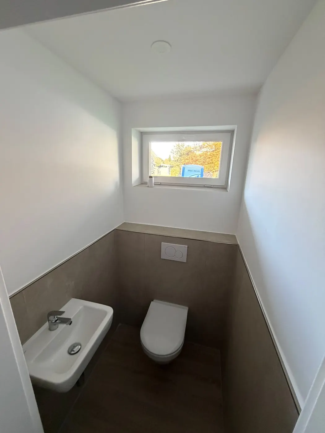 Gäste-WC mit Fliesensockel
