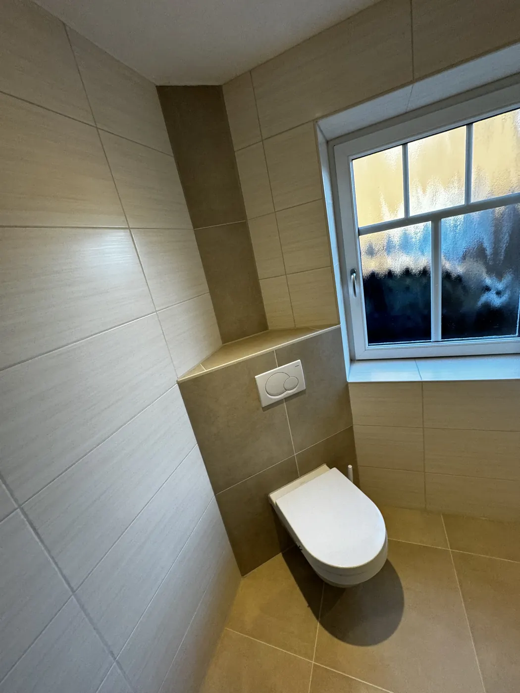 WC mit Vorwand unter dem Fenster