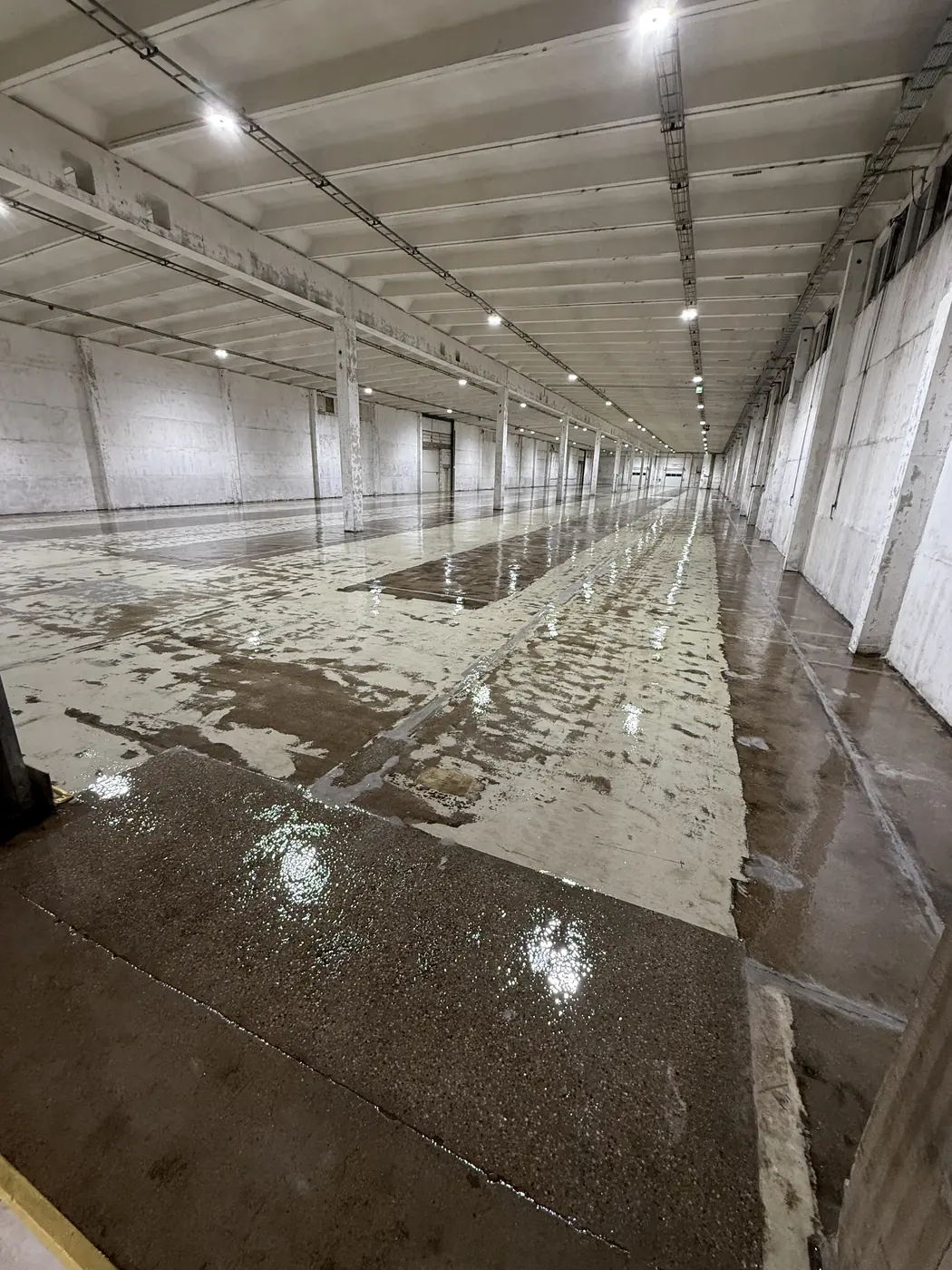 Industrieboden in einer Lagerhalle – Grundierung