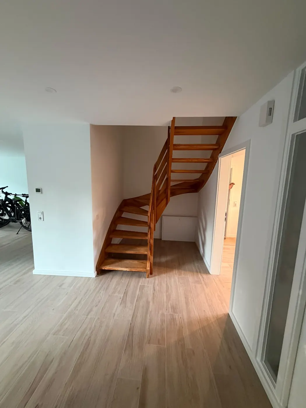 Wohnraum mit neuem Bodenbelag und Treppe nach dem Innenausbau